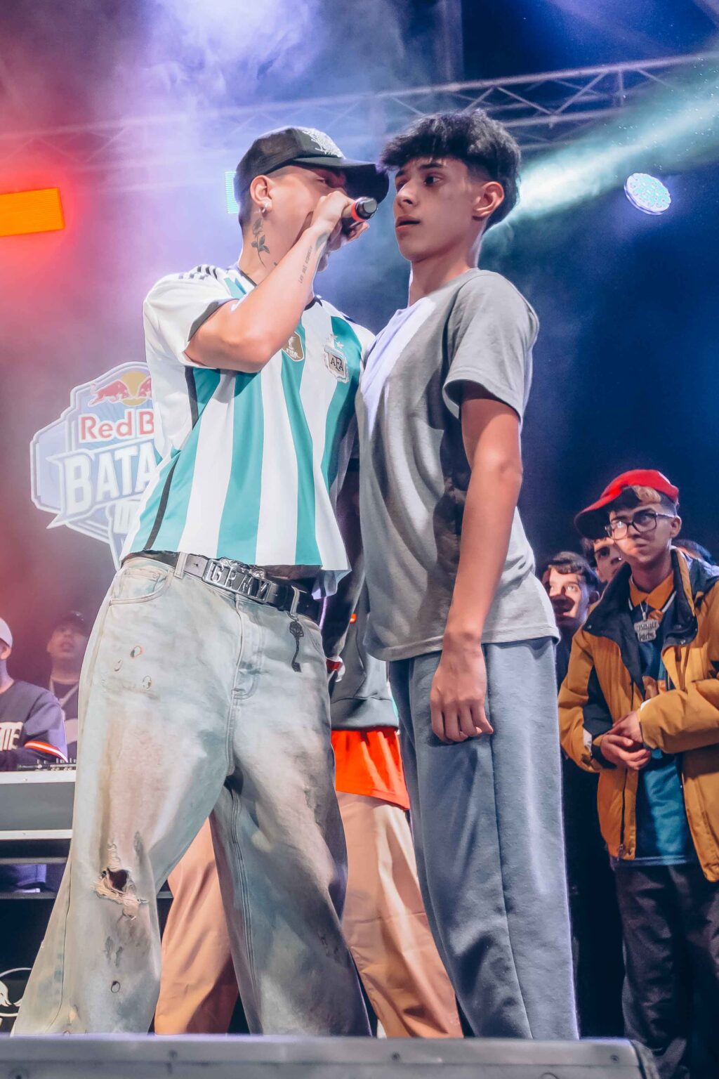 Close view of the stage floor and the front row — Red Bull Batalla, Final Nacional Argentina 2024, 1 June 2024. Photographed by Anita Almaraz.