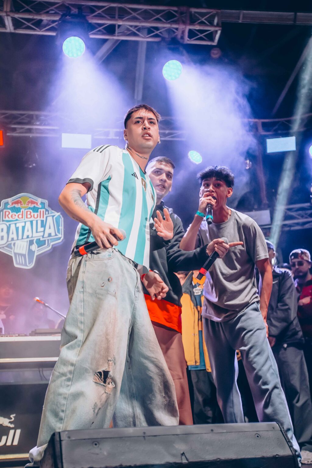 MC with his hands out and the crew behind him — Red Bull Batalla, Final Nacional Argentina 2024, 1 June 2024. Photographed by Anita Almaraz.