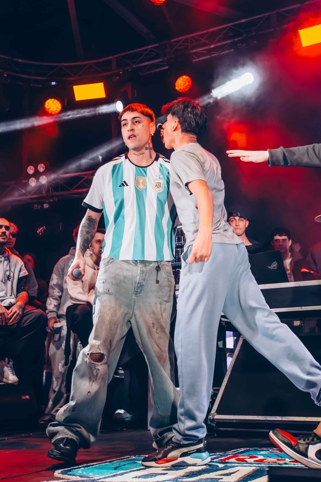 MC with an arm raised under white light — Red Bull Batalla, Final Nacional Argentina 2024, 1 June 2024. Photographed by Anita Almaraz.