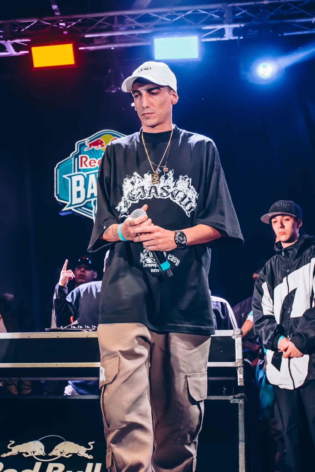 MC on the mic against the red lights — Red Bull Batalla, Final Nacional Argentina 2024, 1 June 2024. Photographed by Anita Almaraz.