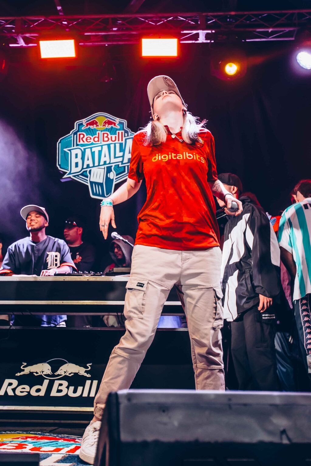 MC in a red shirt during his turn — Red Bull Batalla, Final Nacional Argentina 2024, 1 June 2024. Photographed by Anita Almaraz.