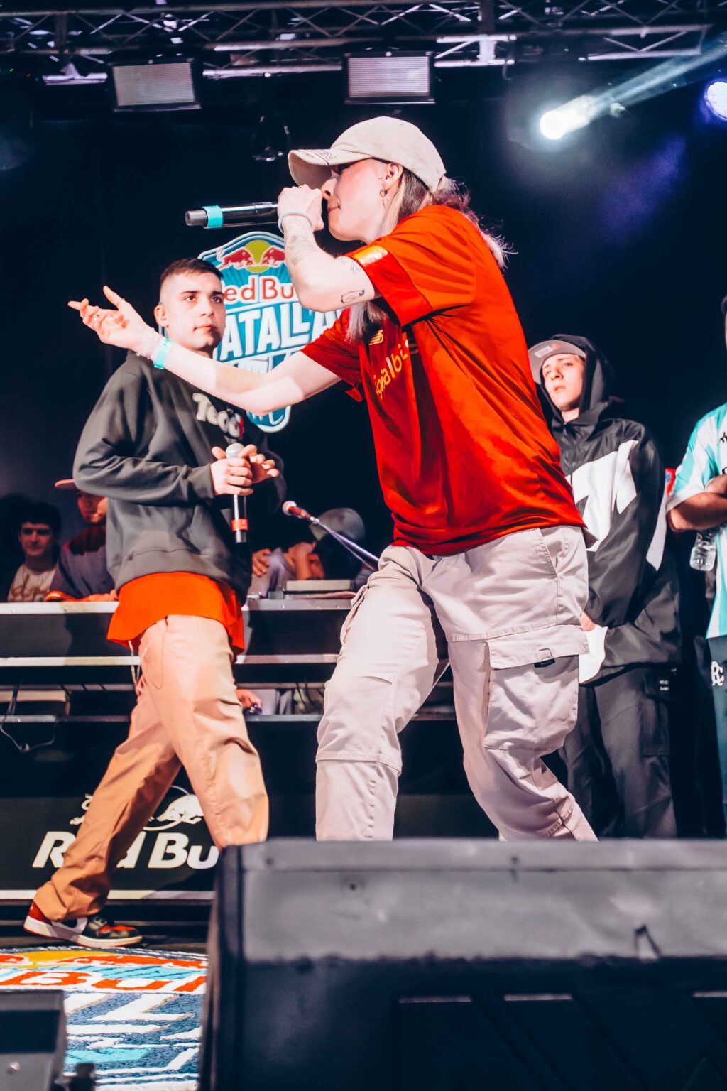 MC in a red shirt pointing across the stage — Red Bull Batalla, Final Nacional Argentina 2024, 1 June 2024. Photographed by Anita Almaraz.