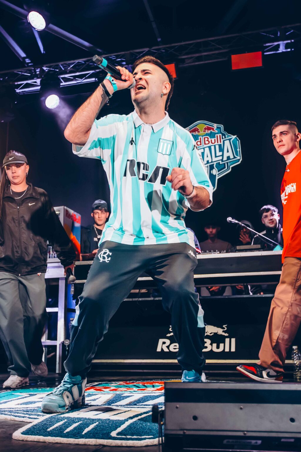 MC with his arm raised on stage — Red Bull Batalla, Final Nacional Argentina 2024, 1 June 2024. Photographed by Anita Almaraz.
