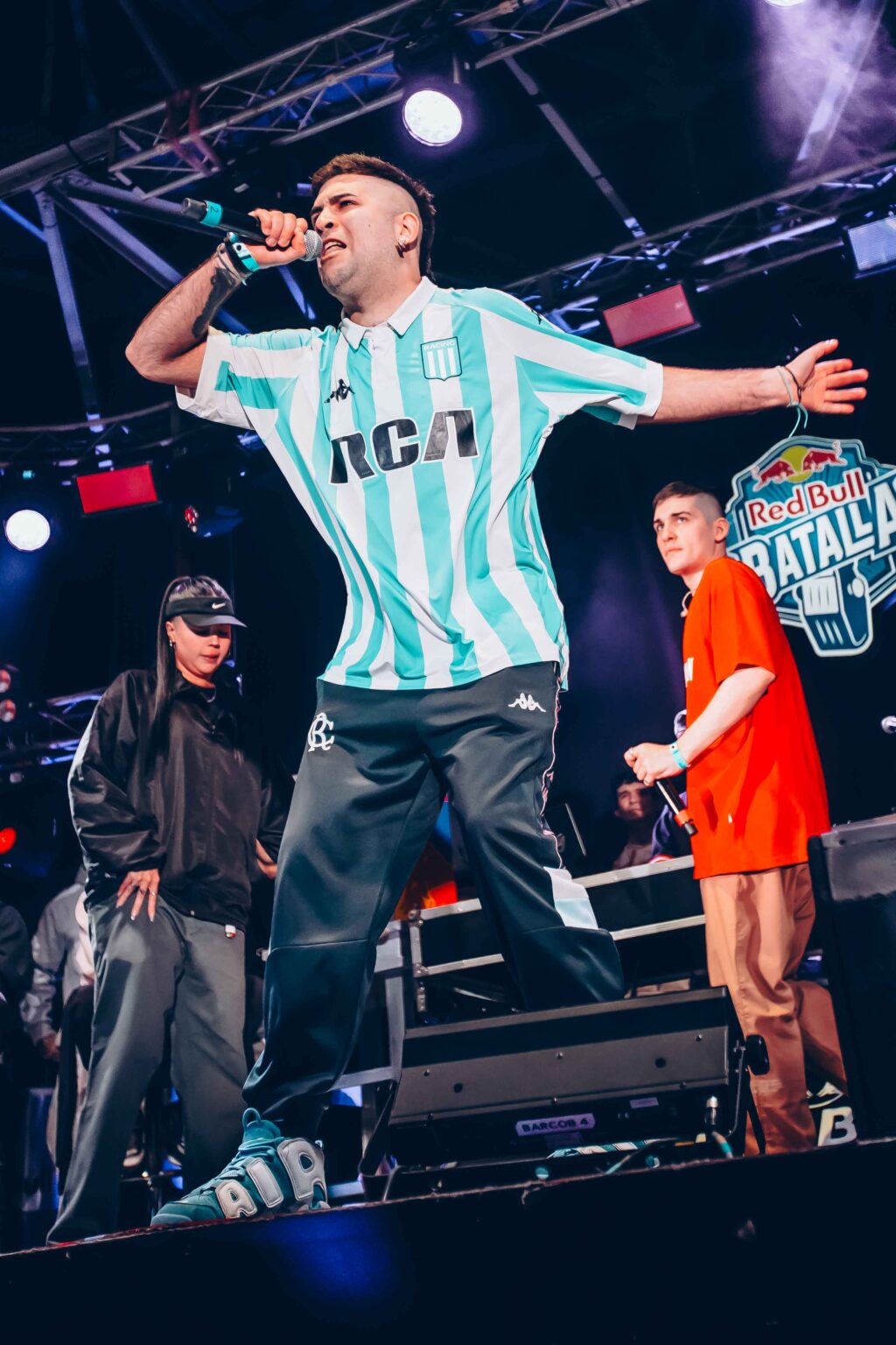 MC with both arms out in front of the crowd — Red Bull Batalla, Final Nacional Argentina 2024, 1 June 2024. Photographed by Anita Almaraz.