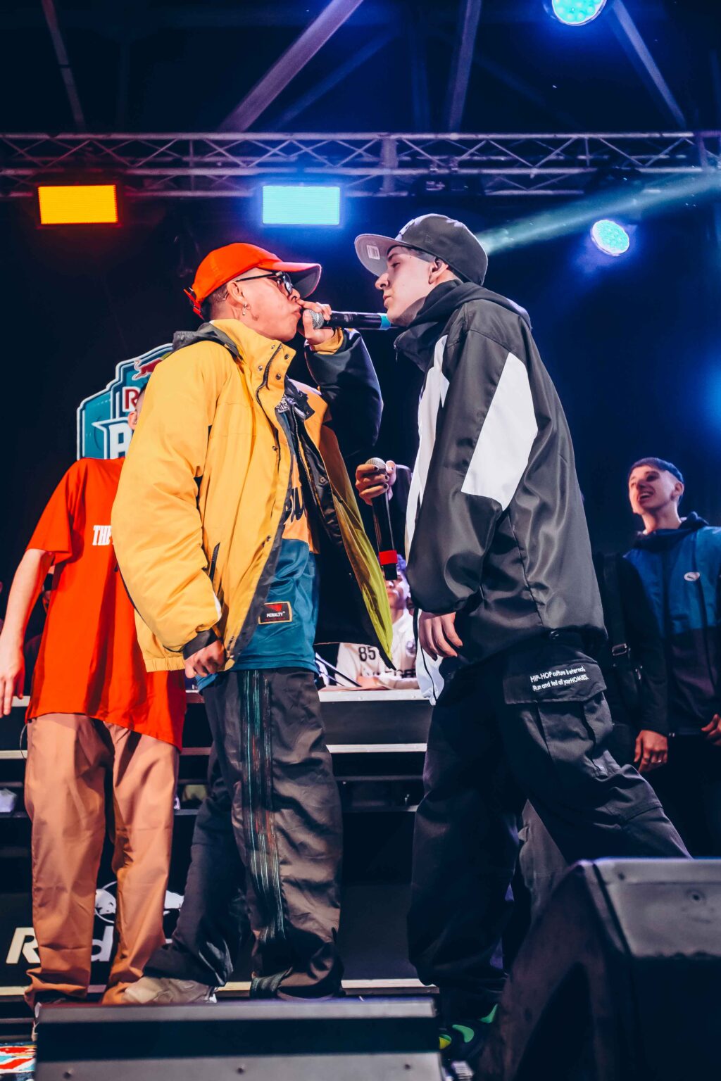 MC leaving the stage with the host beside him — Red Bull Batalla, Final Nacional Argentina 2024, 1 June 2024. Photographed by Anita Almaraz.