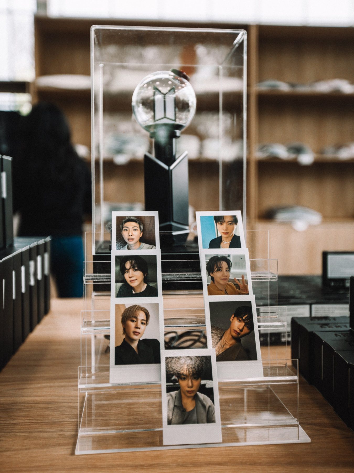 ARMY BOMB and photocards on display at the BTS POP-UP: ARIRANG IN BUENOS AIRES, Vicente Lopez, 2026 — photographed by Anita Almaraz for K-HipHop Argentina