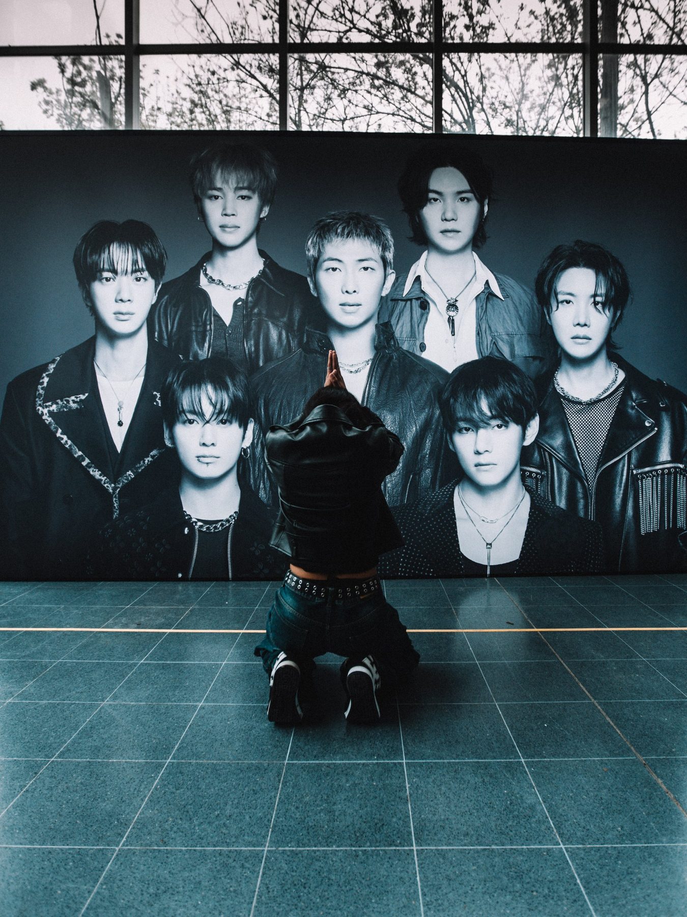 ARMY kneeling in front of the BTS group portrait at the BTS POP-UP: ARIRANG IN BUENOS AIRES, Vicente Lopez, 2026 — photographed by Anita Almaraz for K-HipHop Argentina