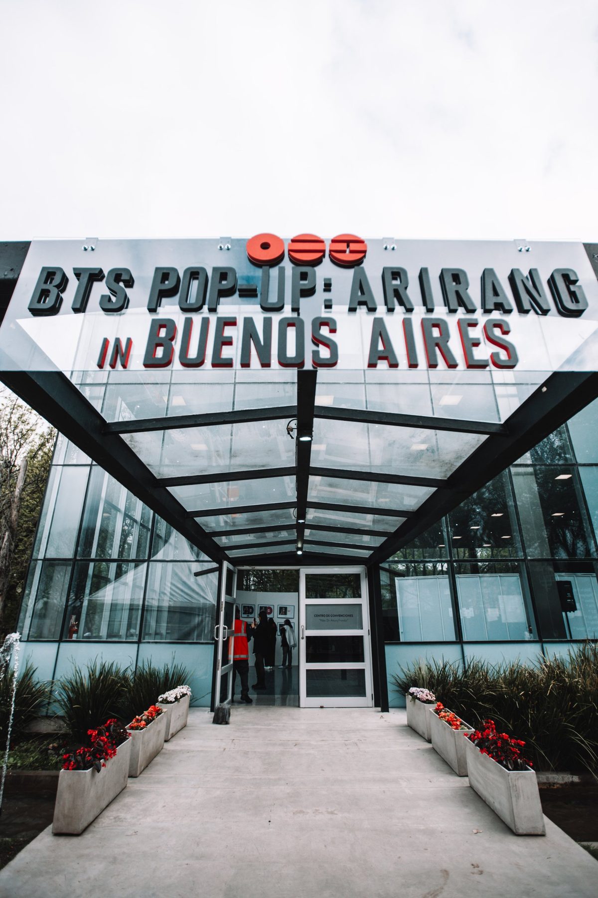 Entrance to BTS POP-UP: ARIRANG IN BUENOS AIRES at Centro de Convenciones Dr. Arturo Frondizi, Vicente Lopez, 2026 — photographed by Anita Almaraz for K-HipHop Argentina