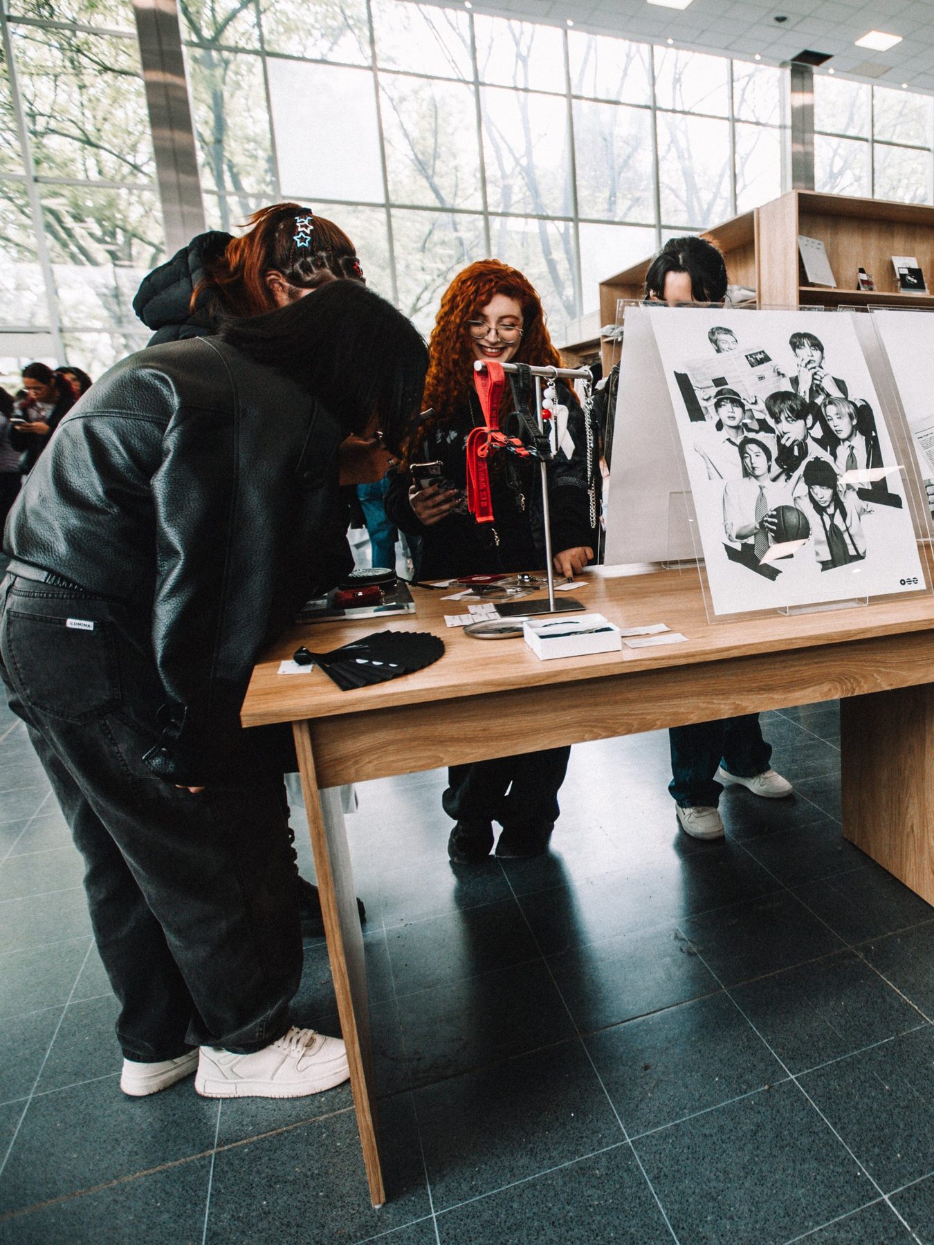 Fans at the merch table of the BTS POP-UP: ARIRANG IN BUENOS AIRES, Vicente Lopez, 2026 — photographed by Anita Almaraz for K-HipHop Argentina